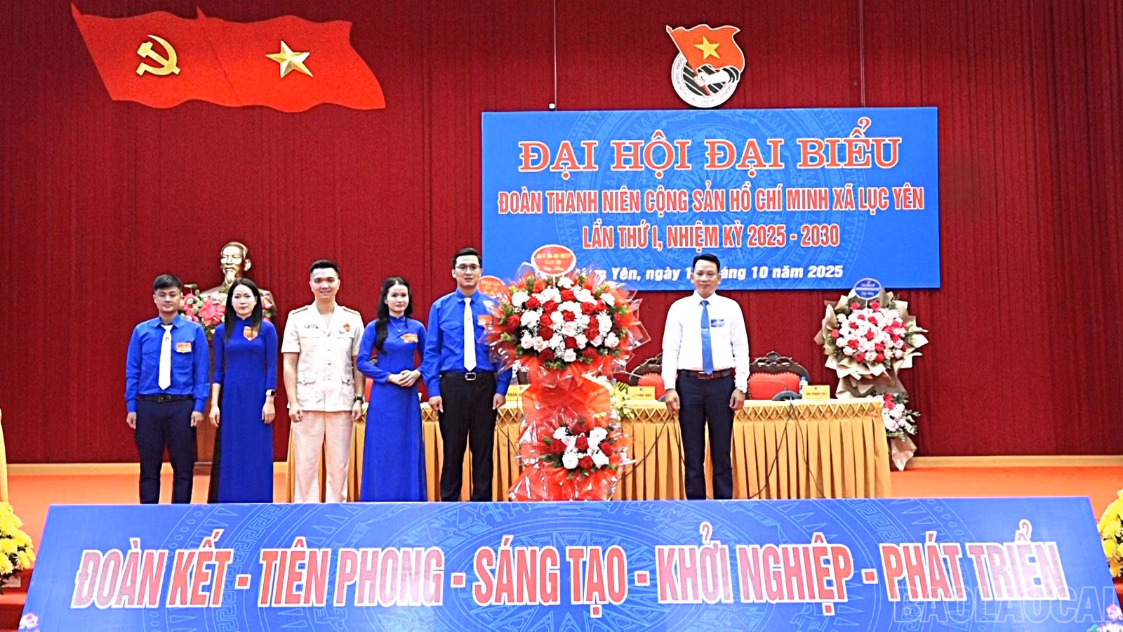 Lãnh đạo xã Lục Yên tặng hoa chúc mừng đại hội.