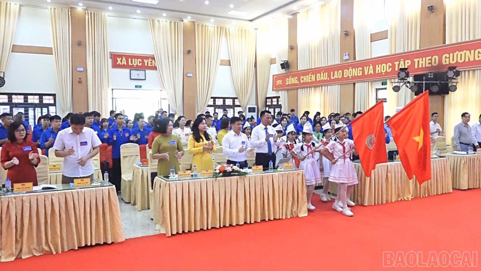Các đội viên chào mừng đại hội.