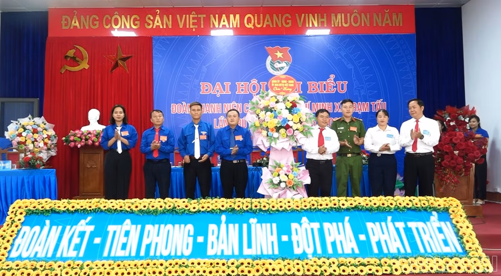 Lãnh đạo xã tặng hoa chúc mừng đại hội.