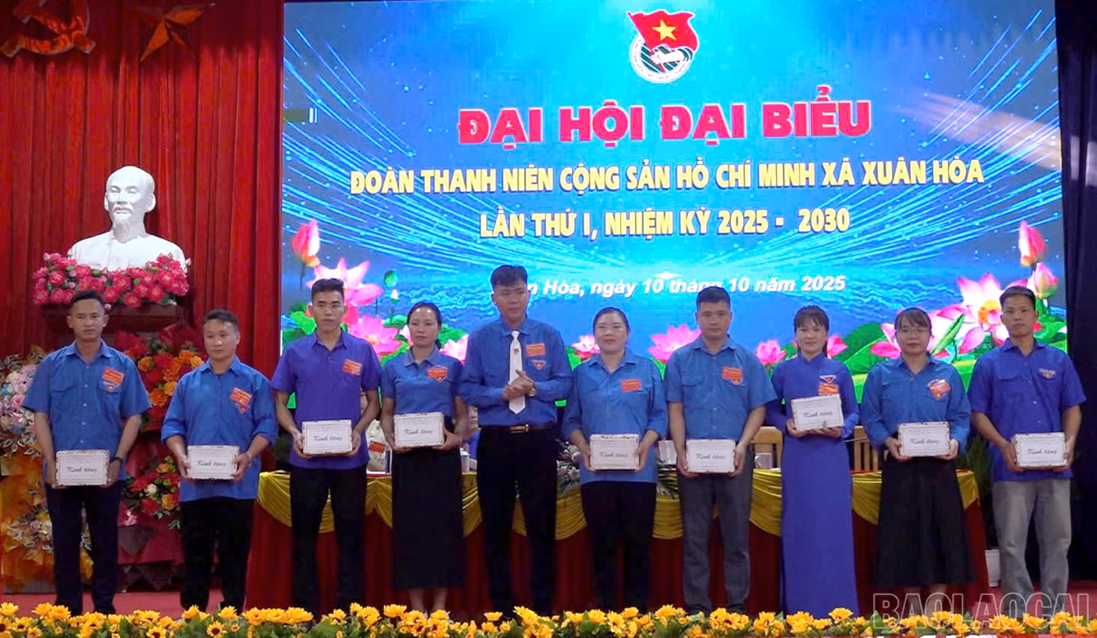 Tặng quà chia tay các ủy viên không tham gia Ban Chấp hành khóa mới.