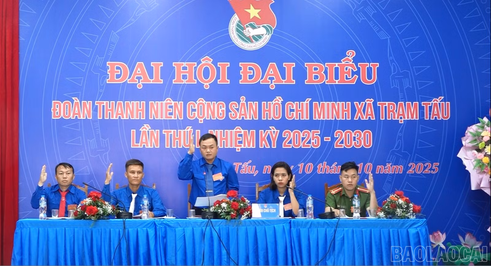Đoàn Chủ tịch tham gia biểu quyết.