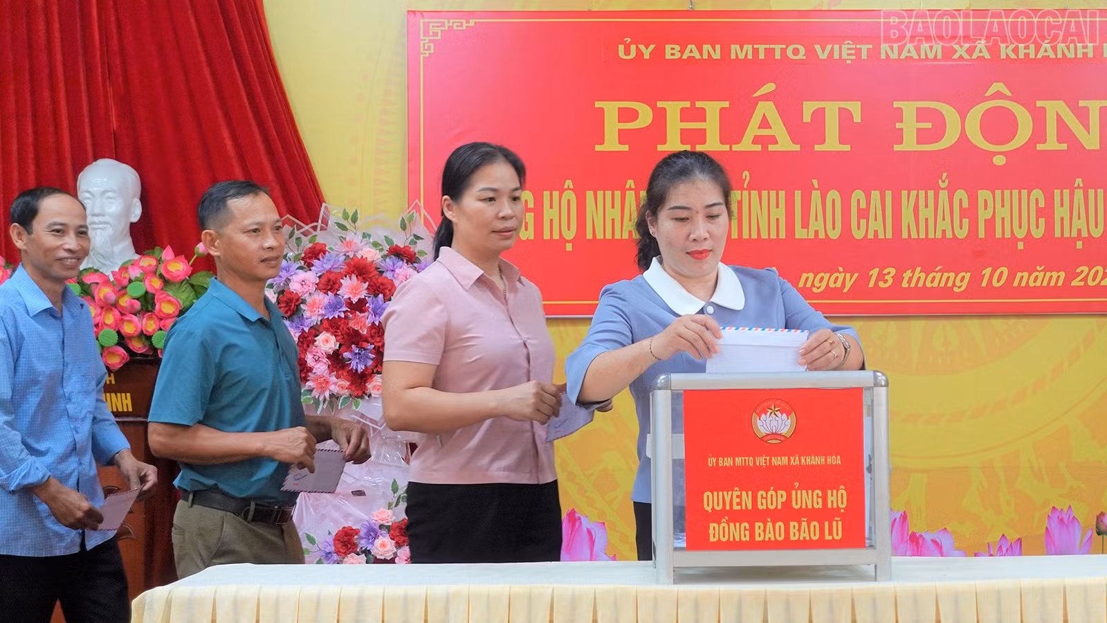 Lãnh đạo xã và các đảng viên tham gia ủng hộ.