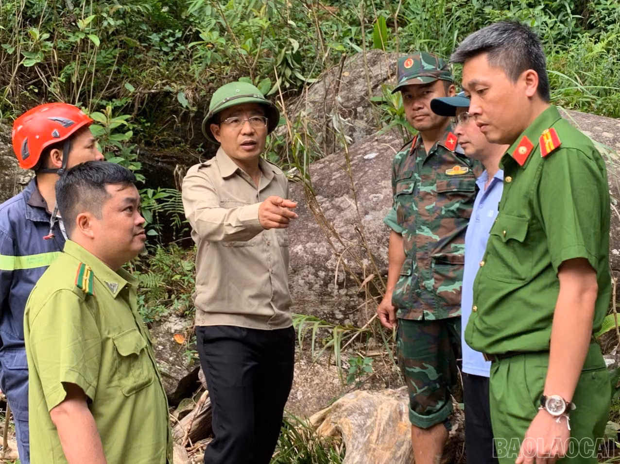 Đồng chí Bí thư Đảng ủy xã Tả Van Đỗ Văn Tân trực tiếp có mặt tại hiện trường để chỉ đạo công tác tìm kiếm và động viên người nhà nạn nhân.