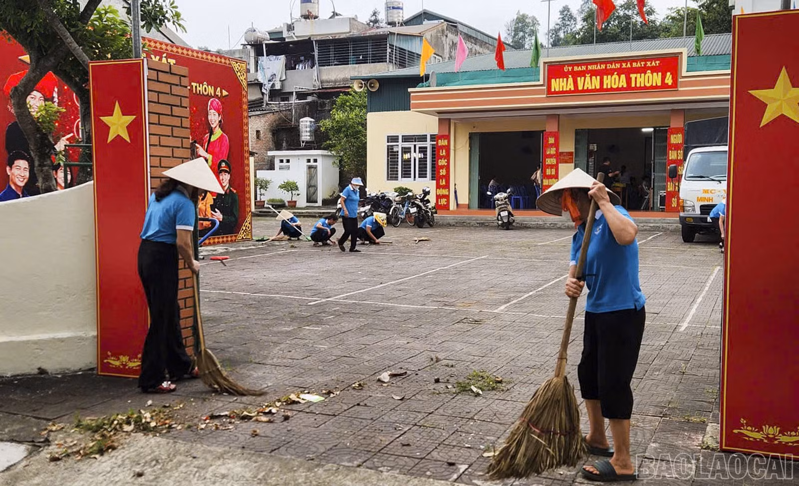 Nhà văn hóa thôn 4 - nơi diễn ra sự kiện lễ ra mắt mô hình thôn số được tiến hành vệ sinh.