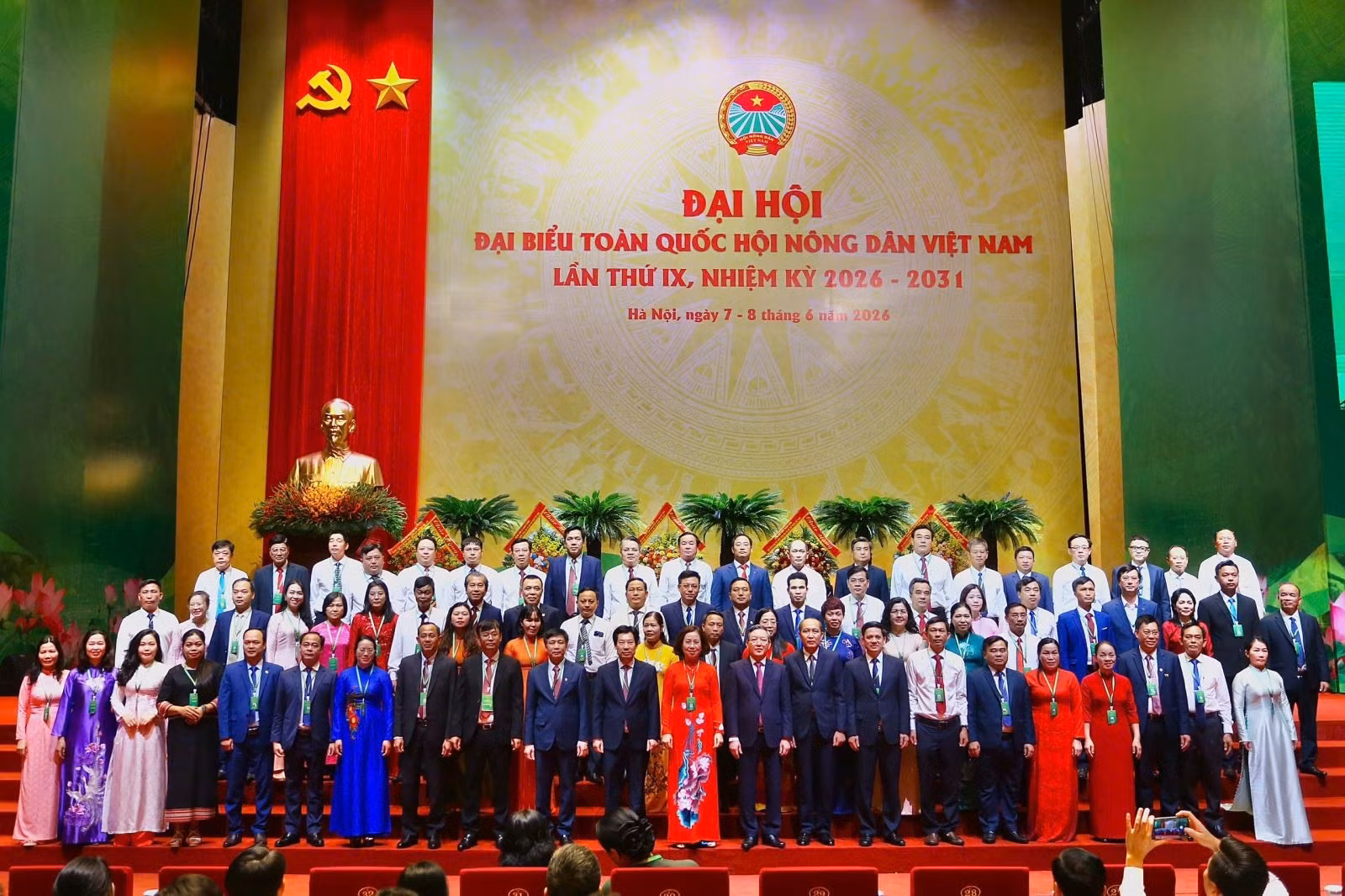 Ban Chấp hành Trung ương Hội Nông dân khóa IX ra mắt Đại hội với 81 đồng chí.