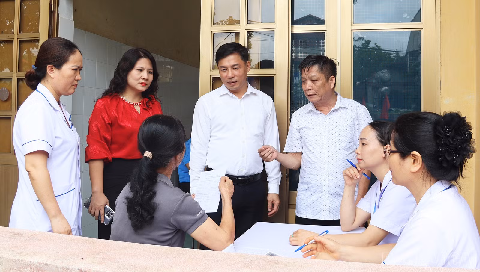 Các đại biểu thăm hỏi Nhân dân tới khám sức khỏe.
