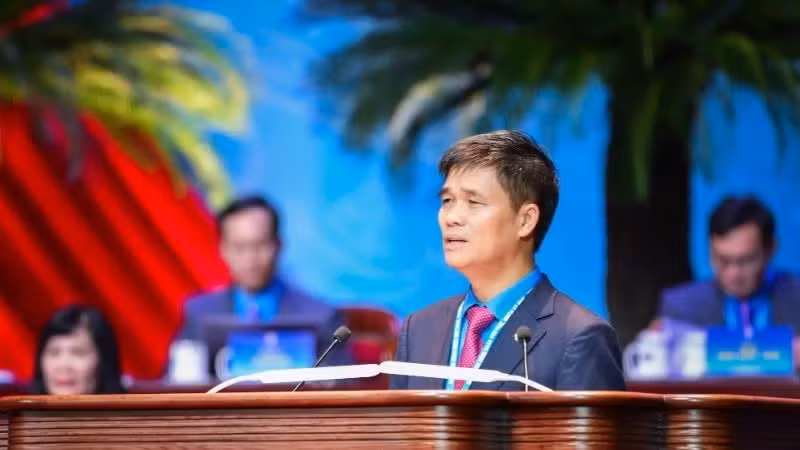 Phó Chủ tịch Tổng Liên đoàn Lao động Việt Nam Ngọ Duy Hiểu trình bày tổng quát báo cáo chính trị của Ban chấp hành Tổng Liên đoàn Lao động khóa XIII trình Đại hội.
