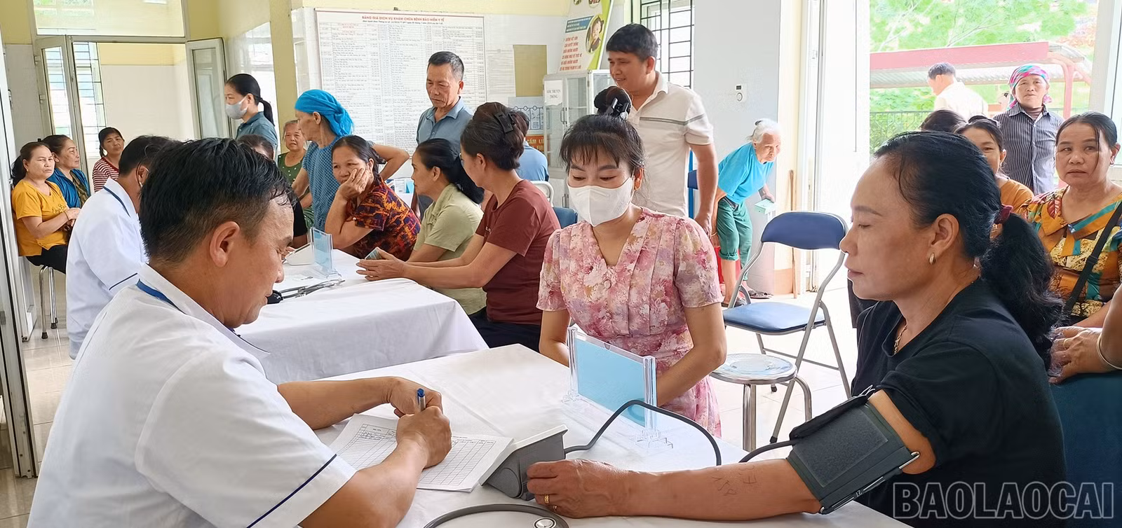 Khám sàng lọc và phát thuốc cho cán bộ và Nhân dân tại lễ phát động.