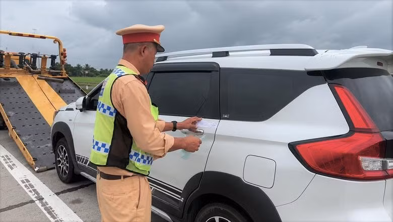 CSGT niêm phong phương tiện vi phạm quy định về an toàn giao thông trên cao tốc.