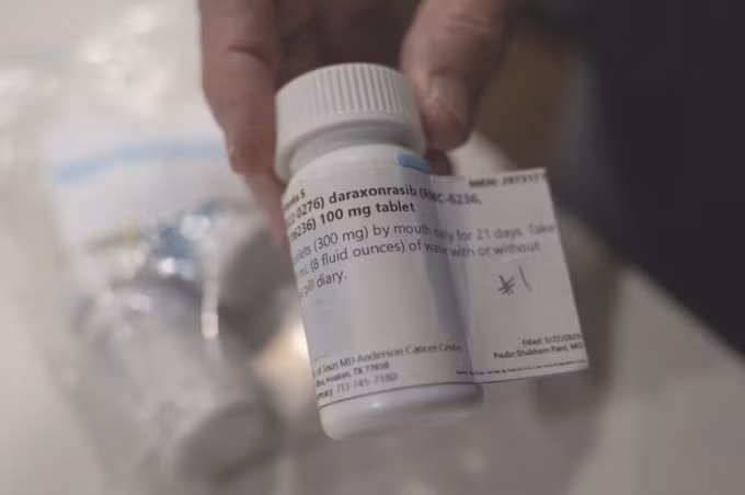 Ông Wallace cho xem lọ thuốc daraxonrasib, loại thuốc điều trị ung thư tụy do hãng dược phẩm Revolution Medicines phát triển, tại nhà ở thành phố The Woodlands, bang Texas, Mỹ, hôm 29/5.