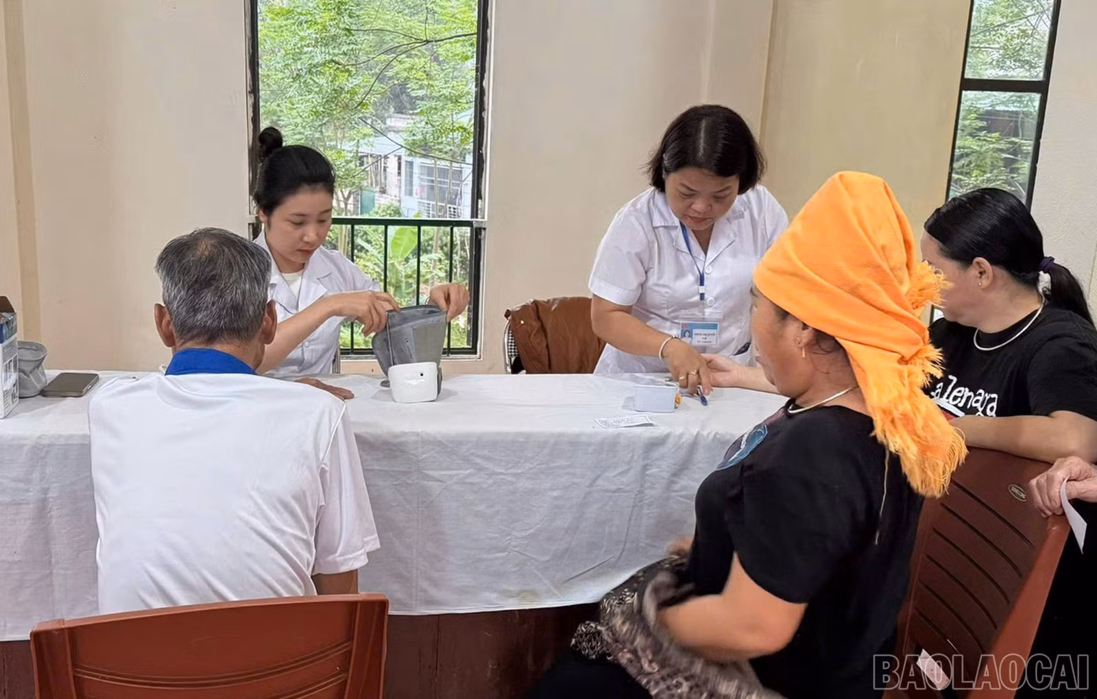 Đông đảo Nhân dân đến khám bệnh.