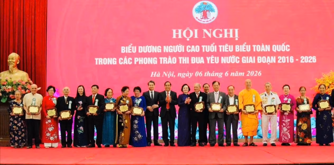 Các đồng chí lãnh đạo biểu dương, tôn vinh 169 người cao tuổi tiêu biểu trong các phong trào thi đua yêu nước giai đoạn 2016 - 2026.