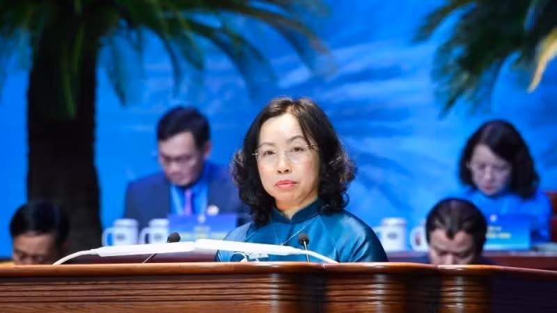 Phó Chủ tịch Thường trực Tổng Liên đoàn Lao động Việt Nam Thái Thu Xương trình bày báo cáo kiểm điểm của Ban Chấp hành Tổng Liên đoàn Lao động Việt Nam khóa XIII.
