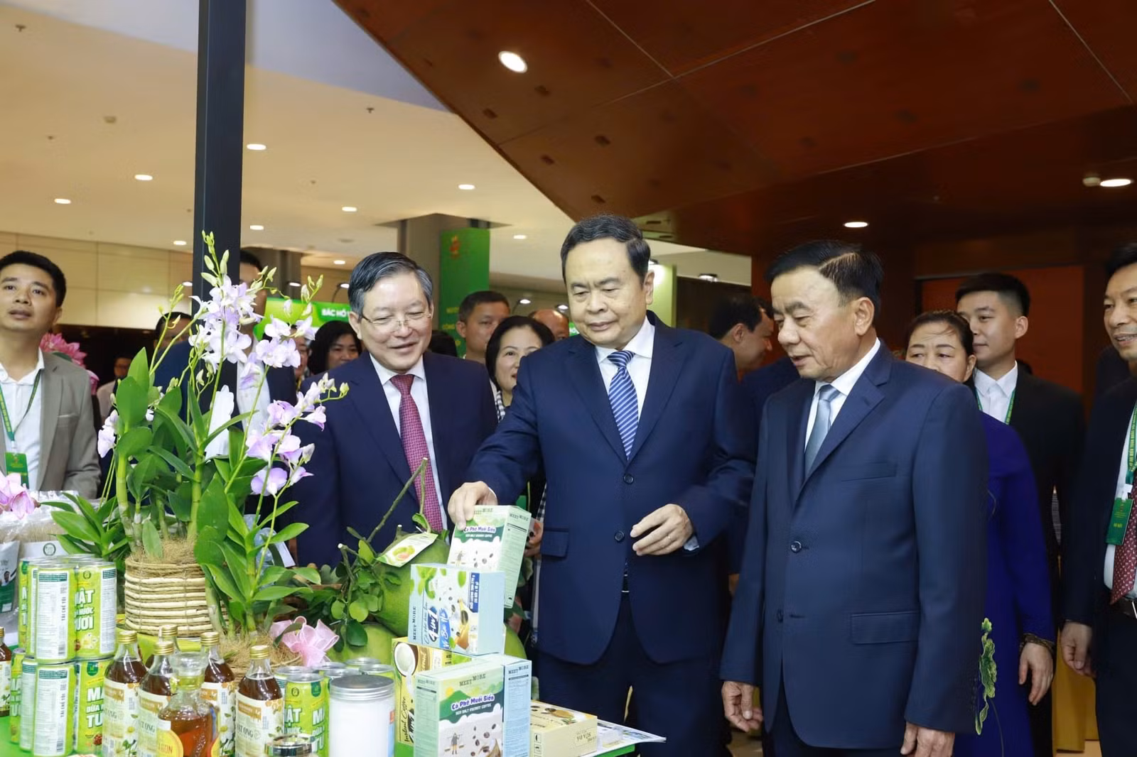 Chủ tịch Quốc hội Trần Thanh Mẫn, Thường trực Ban Bí thư Trần Cẩm Tú thăm gian hàng trưng bày bên lề Đại hội.