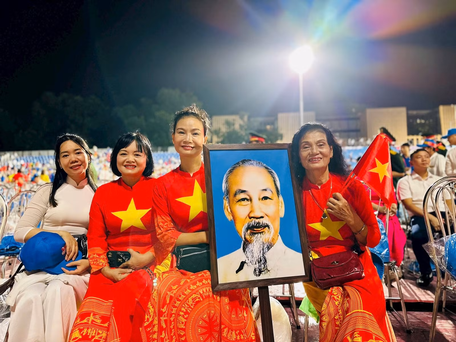 Các đại biểu nhân dân có mặt từ rất sớm, háo hức chờ buổi tổng duyệt.