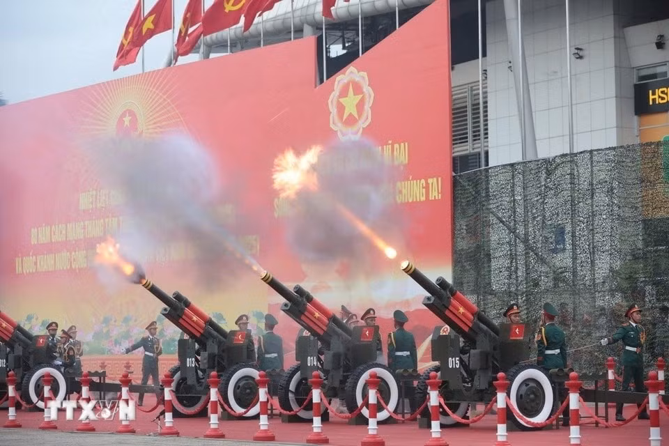 Dàn pháo khai hỏa mở đầu buổi tổng duyệt từ địa điểm Sân vận động Mỹ Đình.