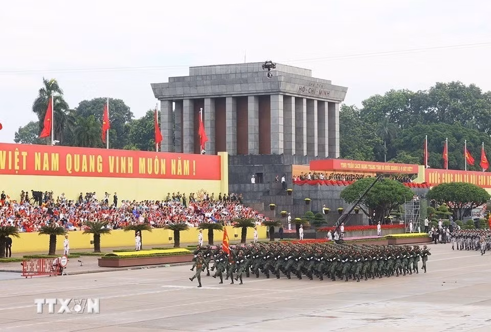 Khối chiến sĩ pháo binh diễu qua lễ đài.