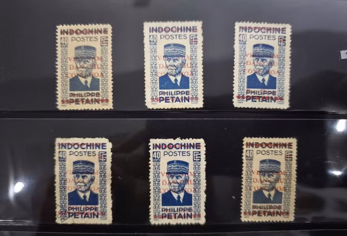 Tem Đông Dương in hình Petain được in đè chữ VIET NAM DAN CHU CONG HOA để dùng sau 2/9/2945.