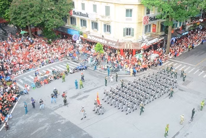 Đông đảo người dân xem đoàn diễu binh, diễu hành đi qua khu vực Tràng Tiền.