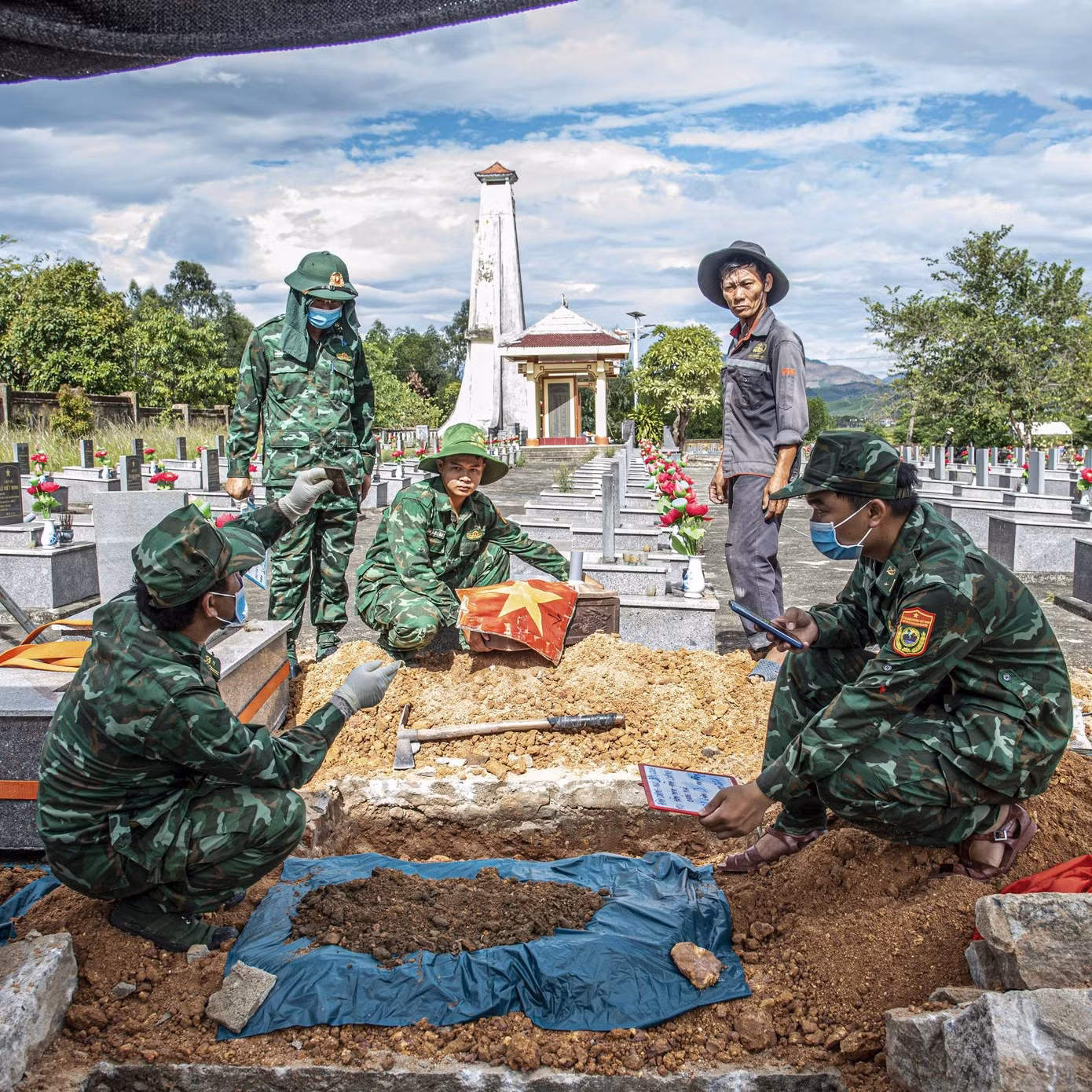 Tính đến ngày 26/8/2026, toàn tỉnh Quảng Ngãi đã quy tập được 20 hài cốt liệt sĩ; lấy mẫu sinh phẩm tại 6.401 mộ, bàn giao 3.348 mẫu cho Viện Pháp y Quân đội, Bộ Quốc phòng phục vụ giám định ADN. Trong ảnh: Việc thu thập mẫu được đánh dấu, ghi chép cẩn thận để tránh nhầm lẫn khi có kết quả xác minh ADN. (Ảnh: Lê Văn Chương)
