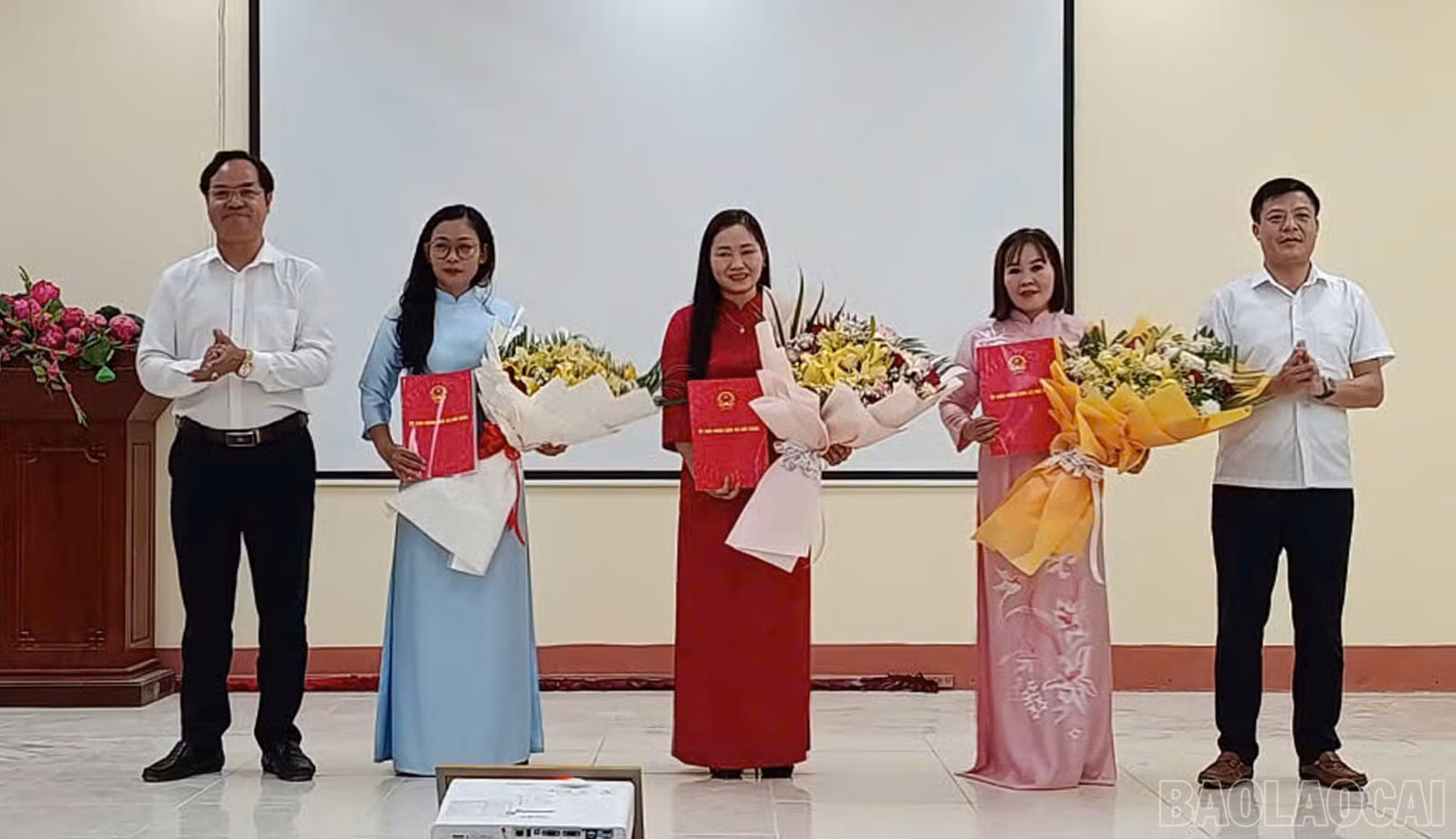 Lãnh đạo xã trao quyết định thành lập trường và các chức danh lãnh đạo, quản lý trường học.