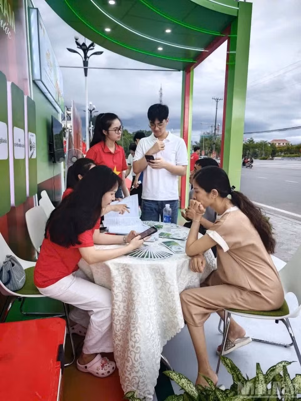 Cán bộ Vietcombank Yên Bái giới thiệu và hướng dẫn khách hàng sử dụng sản phẩm, dịch vụ.