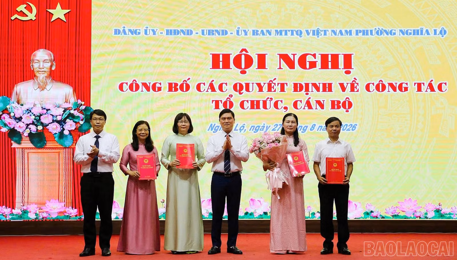 Trao quyết định cho Ban Giám hiệu Trường Tiểu học Hoàng Văn Thọ.