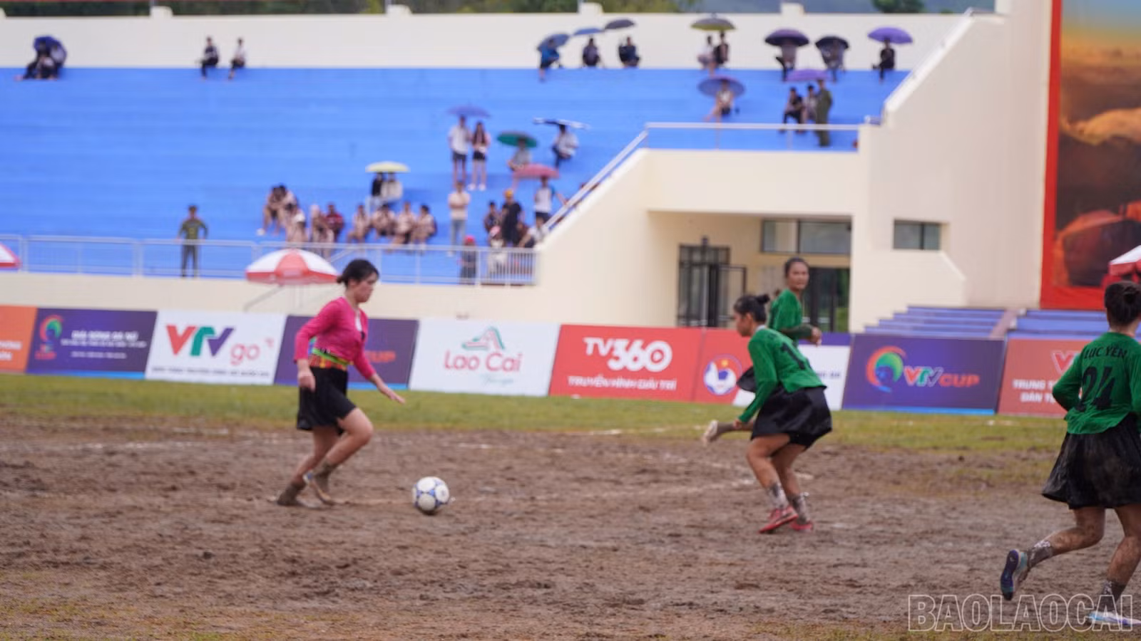 Các cầu thủ Vân Sơn dẫn bóng trước hàng thủ đội Lục Yên.
