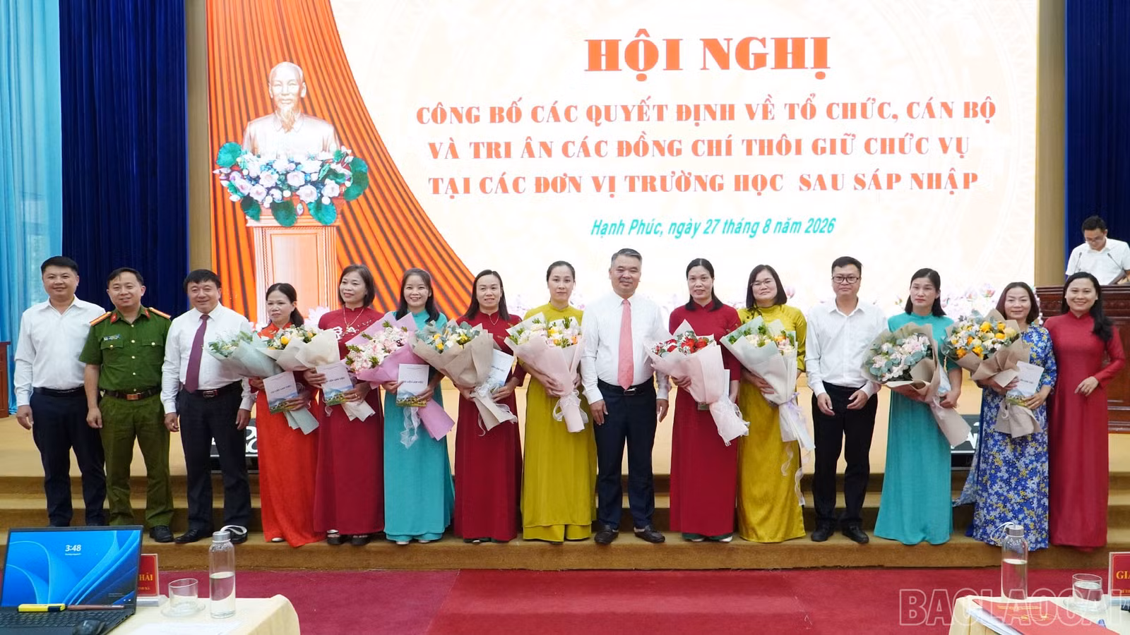 Lãnh đạo xã Hạnh Phúc tặng hoa, quà tri ân các cán bộ quản lý không tham gia công tác lãnh đạo quản lý sau sáp nhập.