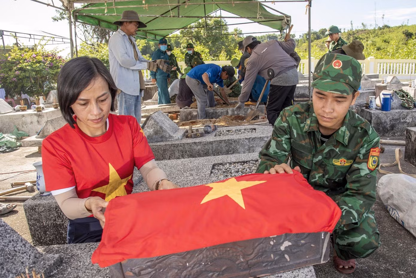 Phần lớn những ngôi mộ chưa rõ danh tính và đang được khai quật trở lại đều còn phần răng. Theo các y bác sĩ tham gia thu lấy mẫu, phần lớn những người hy sinh có tuổi đời còn rất trẻ, nên bộ răng vẫn còn tương đối nguyên vẹn. (Ảnh: Lê Văn Chương)