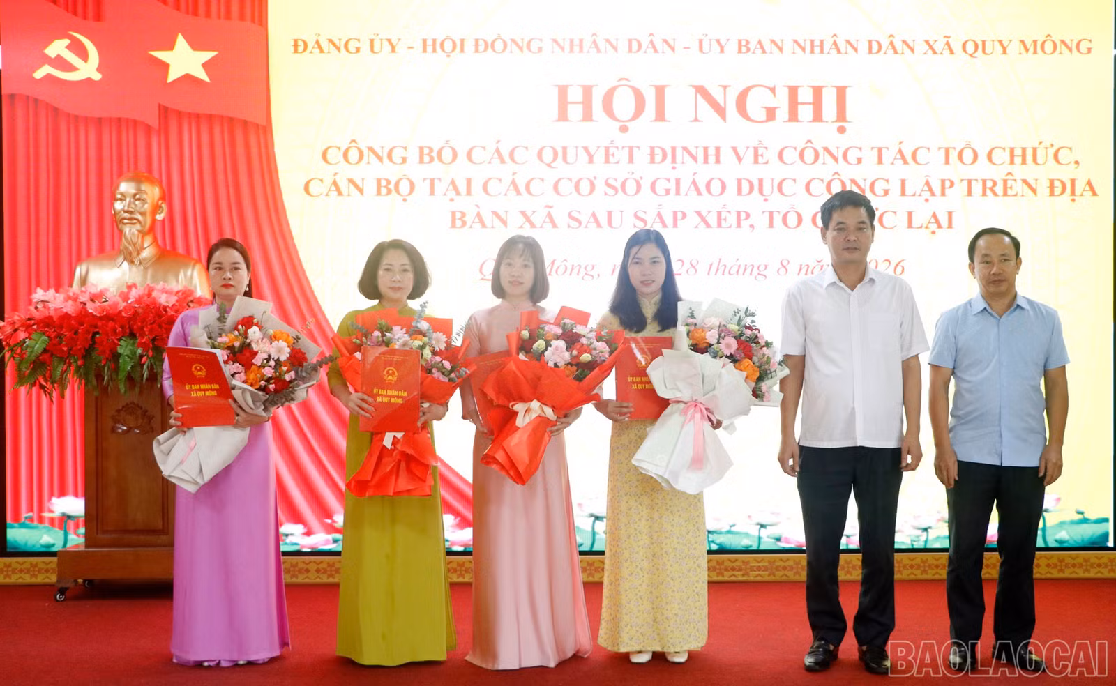 Các đồng chí lãnh đạo xã Quy Mông trao quyết định và tặng hoa chúc mừng các đồng chí trong Ban Giám hiệu Trường mầm non Quy Mông.