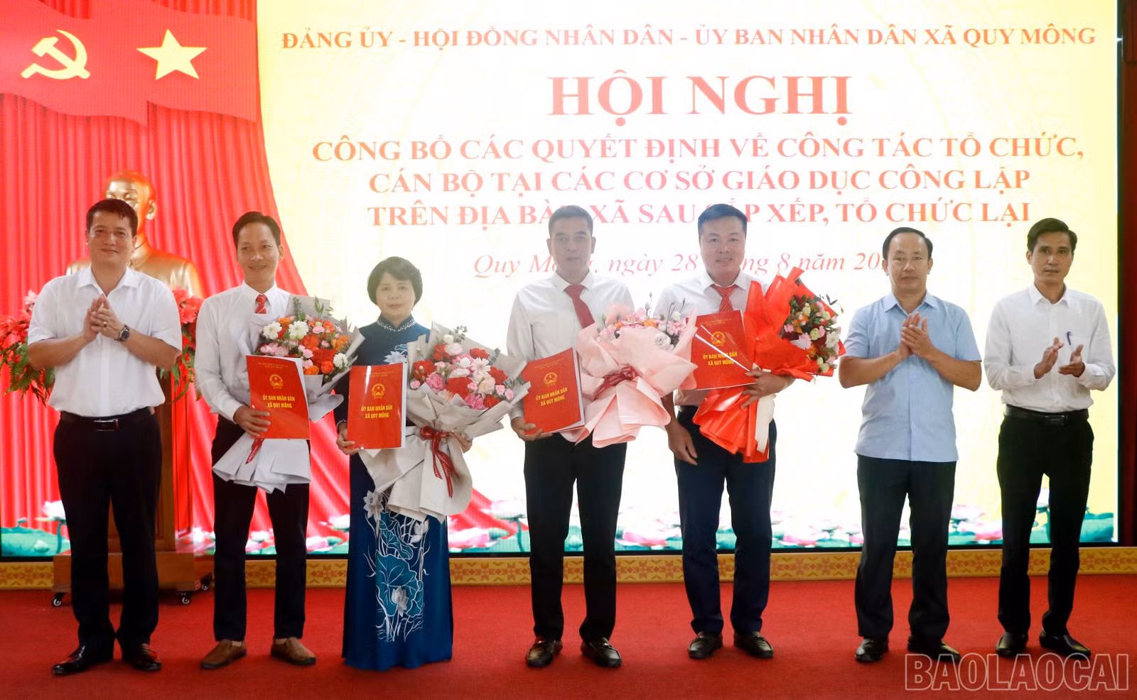 Các đồng chí lãnh đạo xã Quy Mông trao quyết định và tặng hoa chúc mừng các đồng chí trong Ban Giám hiệu Trường THCS Quy Mông.