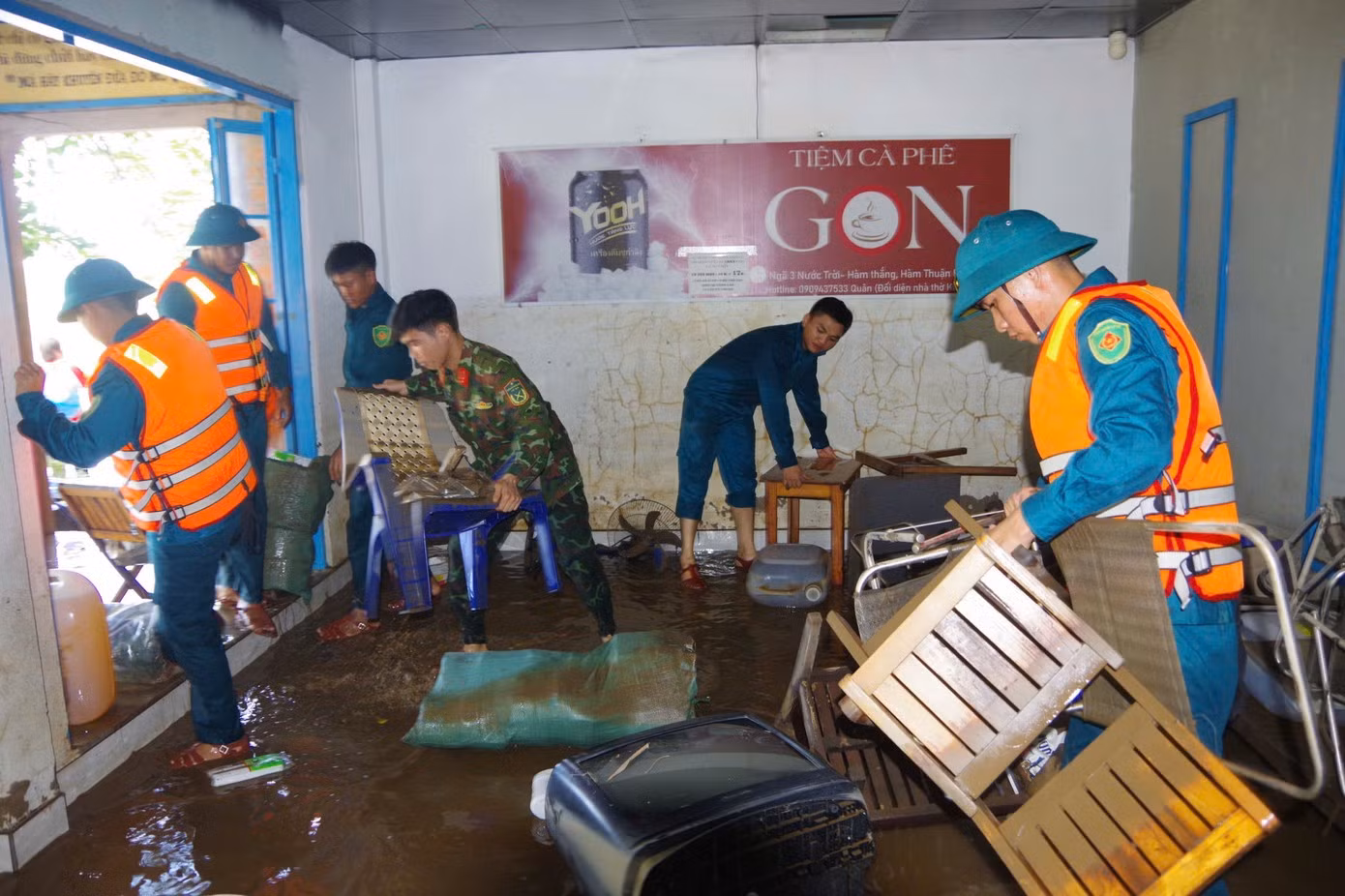 Hỗ trợ người dân dọn dẹp sau lũ.