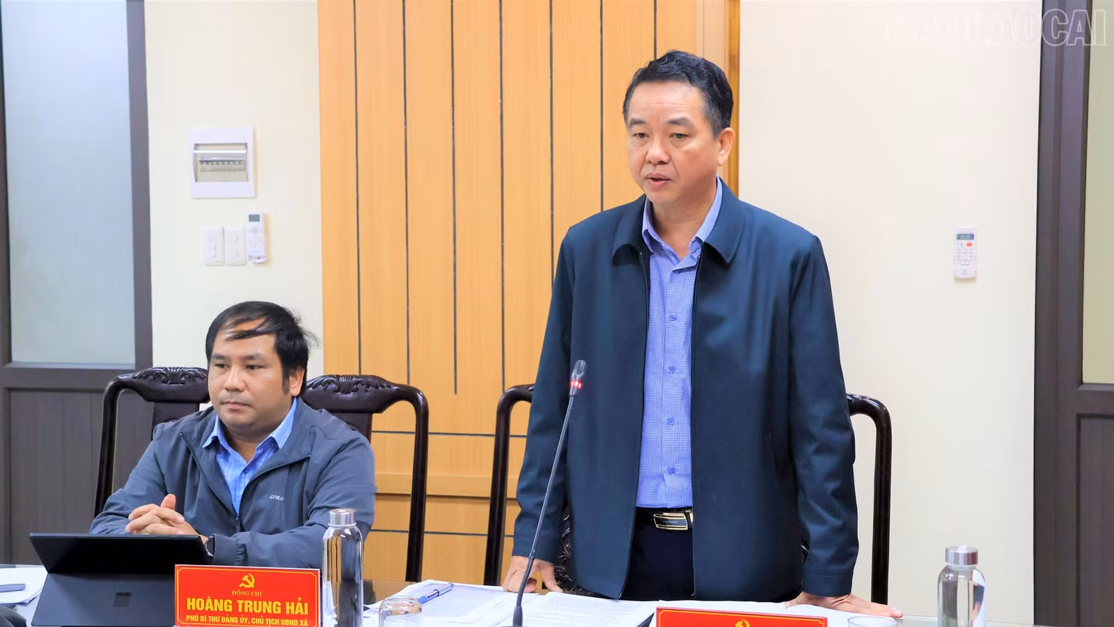 Đồng chí Đinh Khắc Yên - Bí thư Đảng ủy xã Lục Yên phát biểu tại buổi làm việc.