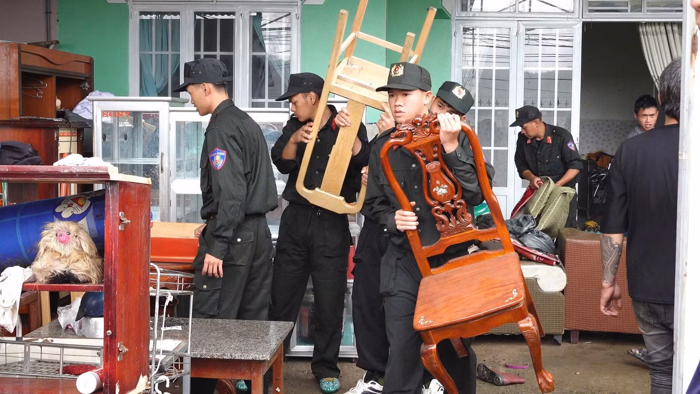 Công an tỉnh Lâm Đồng hỗ trợ di dời tài sản.