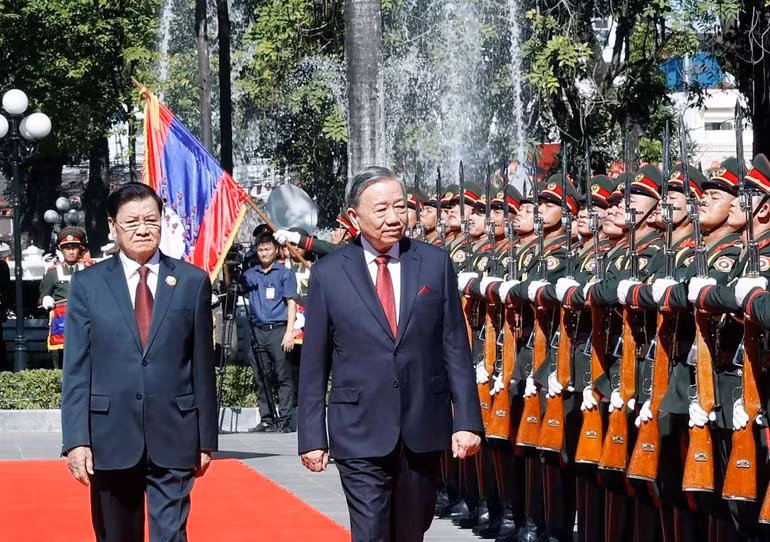 Tổng Bí thư, Chủ tịch nước Lào Thongloun Sisoulith và Tổng Bí thư Tô Lâm duyệt Đội danh dự Quân đội nhân dân Lào.