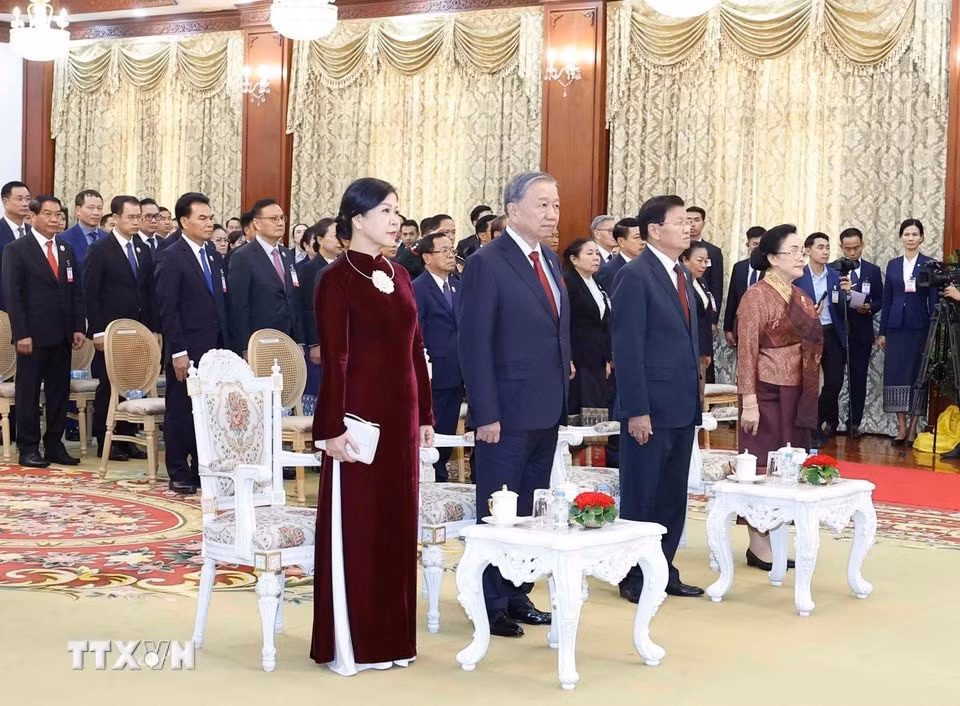 Tổng Bí thư Tô Lâm và Phu nhân, Tổng Bí thư, Chủ tịch nước Lào Thongloun Sisoulith và Phu nhân cùng đại biểu hai nước tham dự buổi lễ.