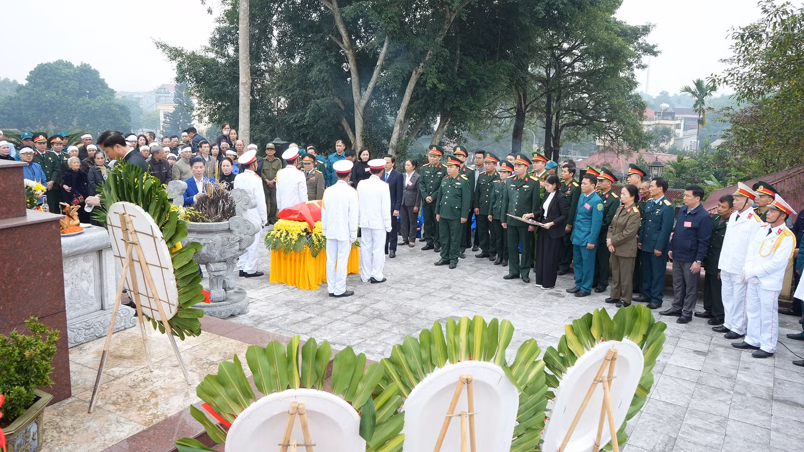 Đông đảo người dân cùng tham gia lễ an táng liệt sỹ.