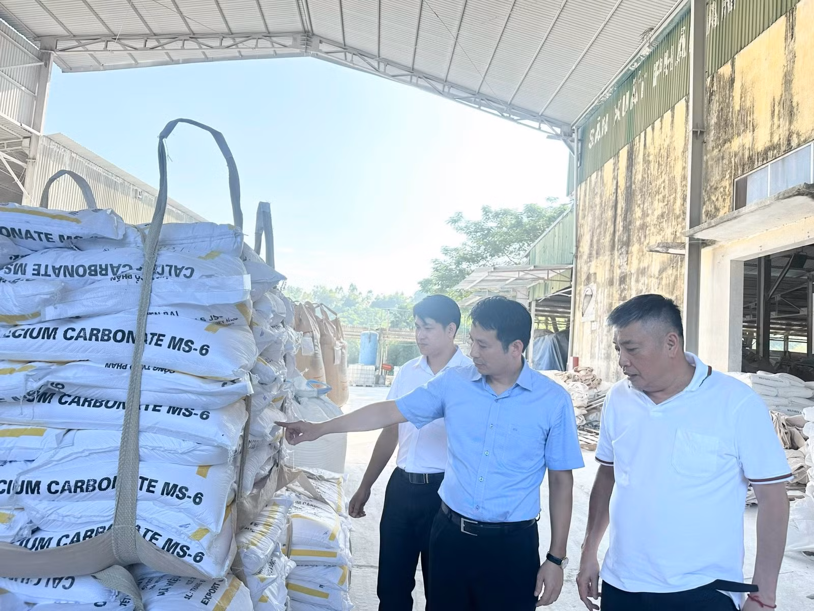 Lãnh đạo xã Yên Bình thăm cơ sở sản xuất tại Công ty Cổ phần Xi măng và Khoáng sản Yên Bái