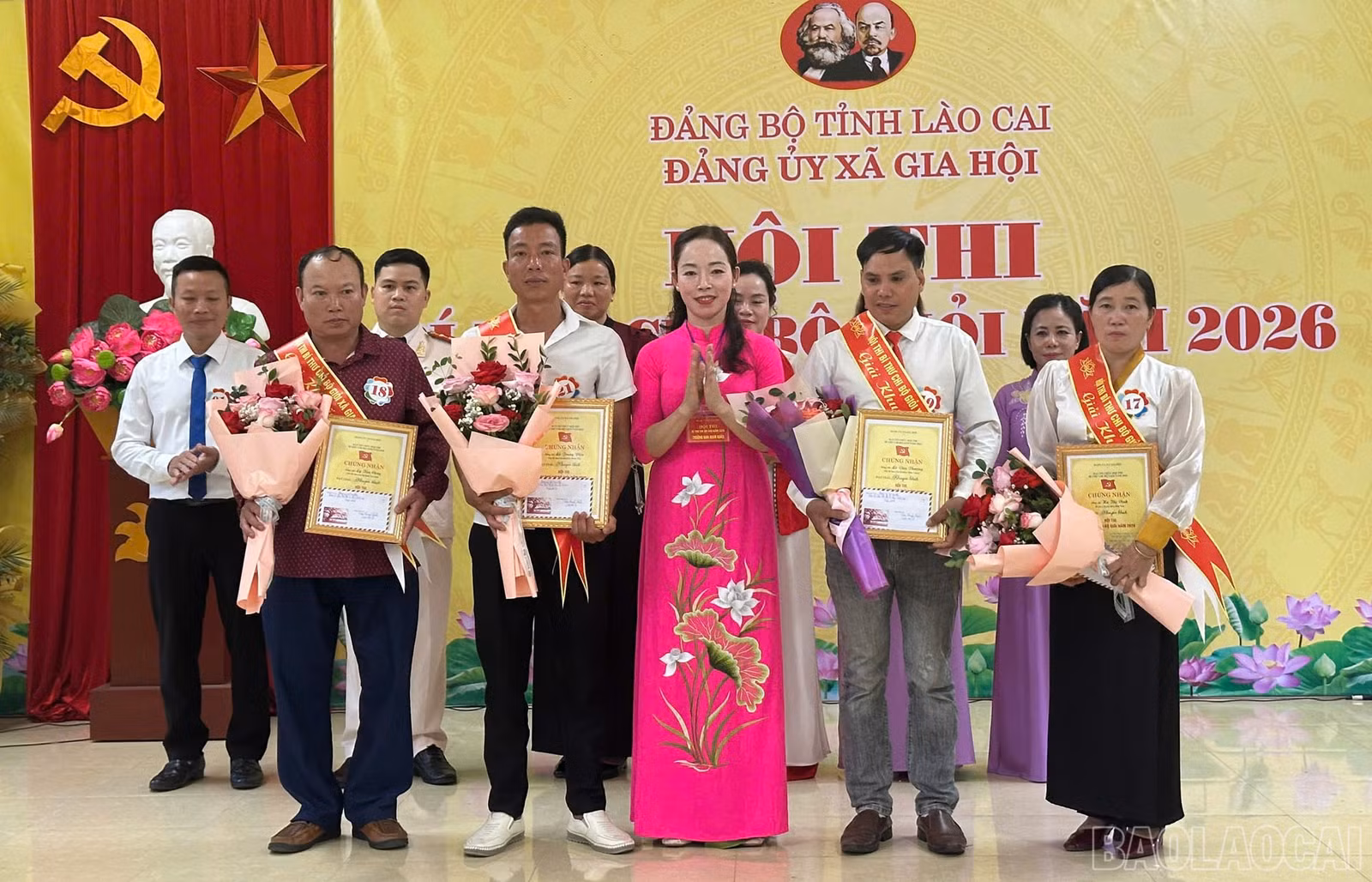 Ban tổ chức trao giải cho các thí sinh xuất sắc nhất Hội thi.