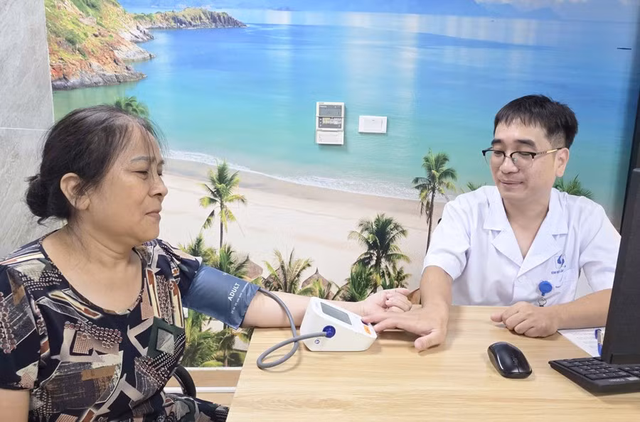 Khám, chữa bệnh cho người cao tuổi tại Bệnh viện Lão khoa trung ương. Ảnh: Tuyết Mai