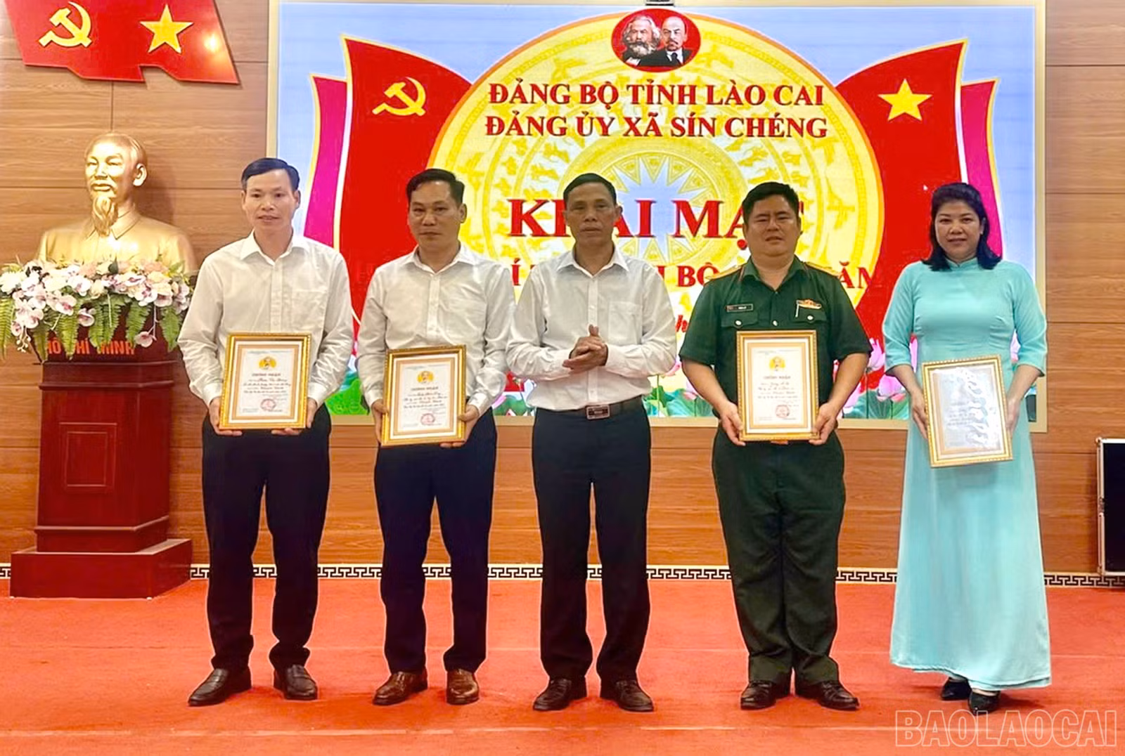 Ban tổ chức trao giải cho các thí sinh xuất sắc nhất Hội thi.
