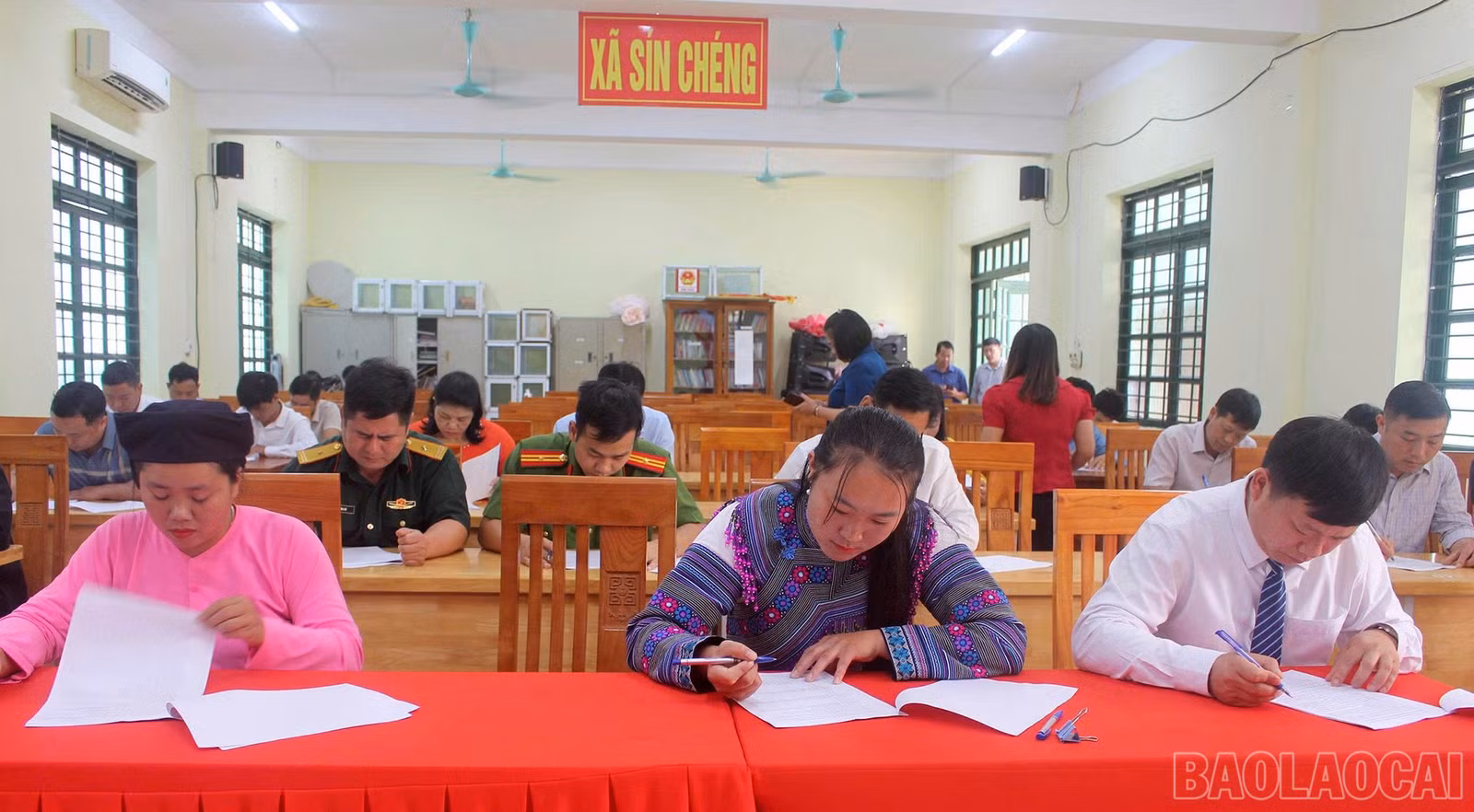 Các thí sinh tham gia phần thi lý thuyết tại hội thi.