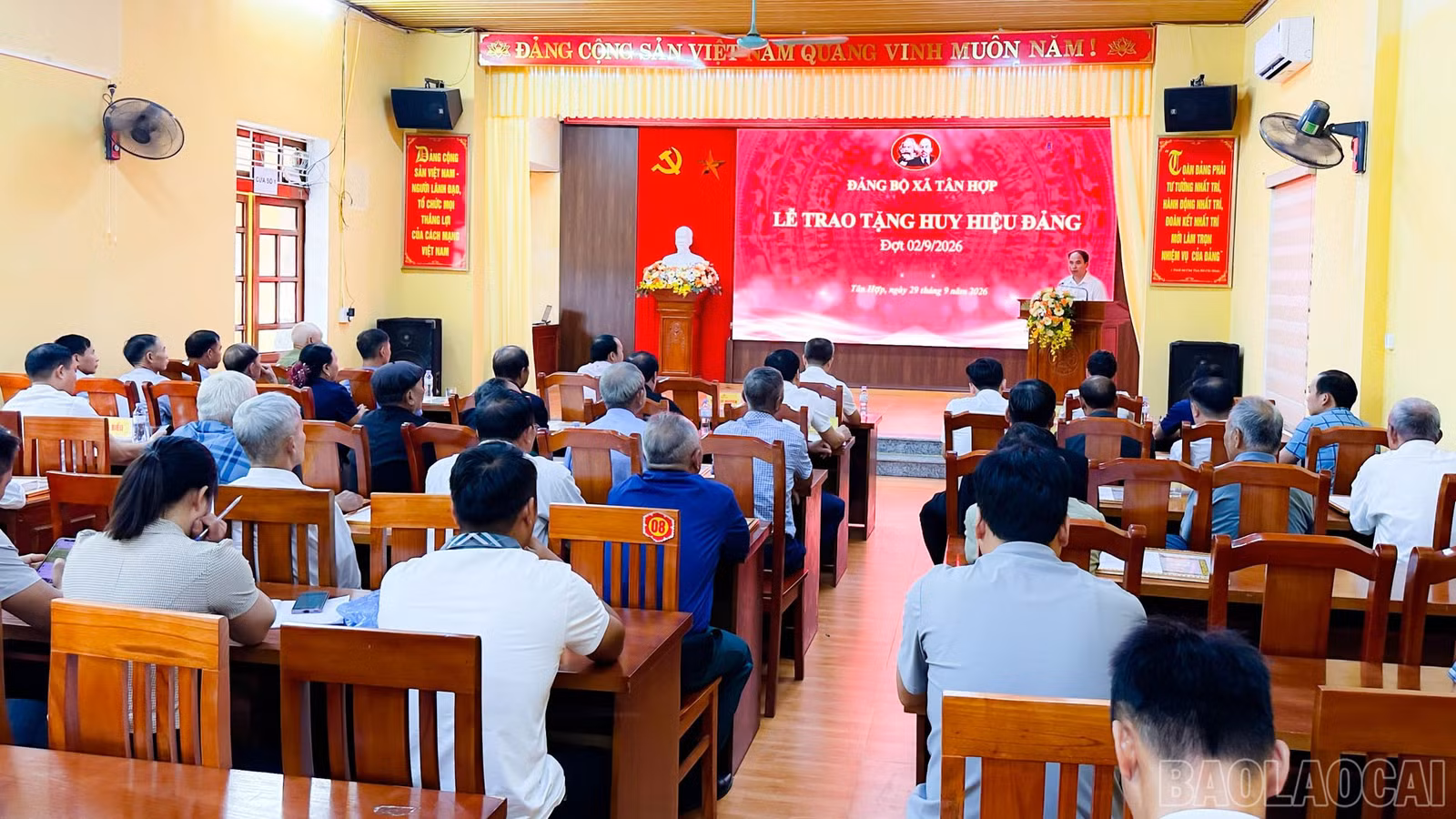 Đảng ủy xã Tân Hợp tổ chức trao Huy hiệu Đảng đợt 2/9/2026.