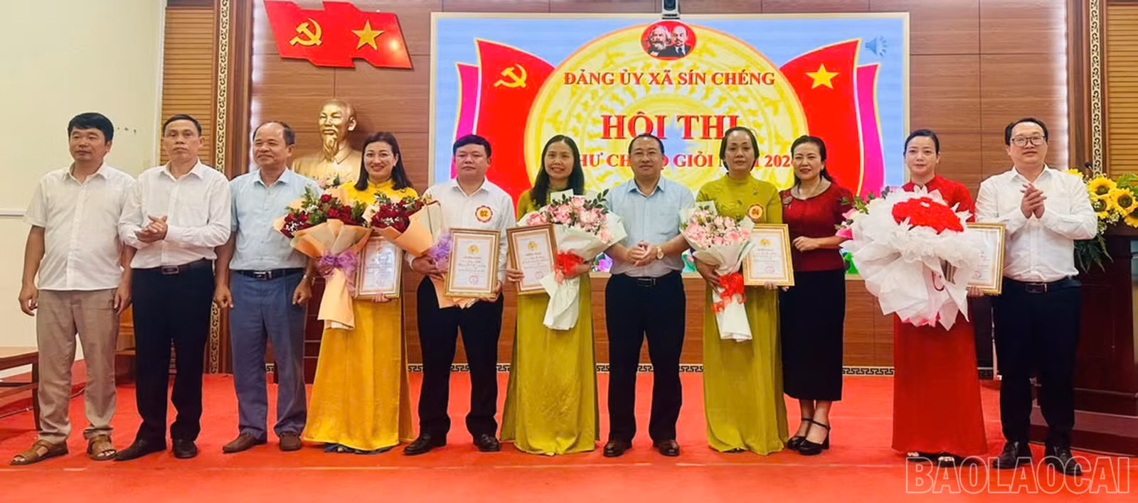 Ban tổ chức chụp ảnh lưu niệm với các thí sinh đoạt giải tại hội thi.