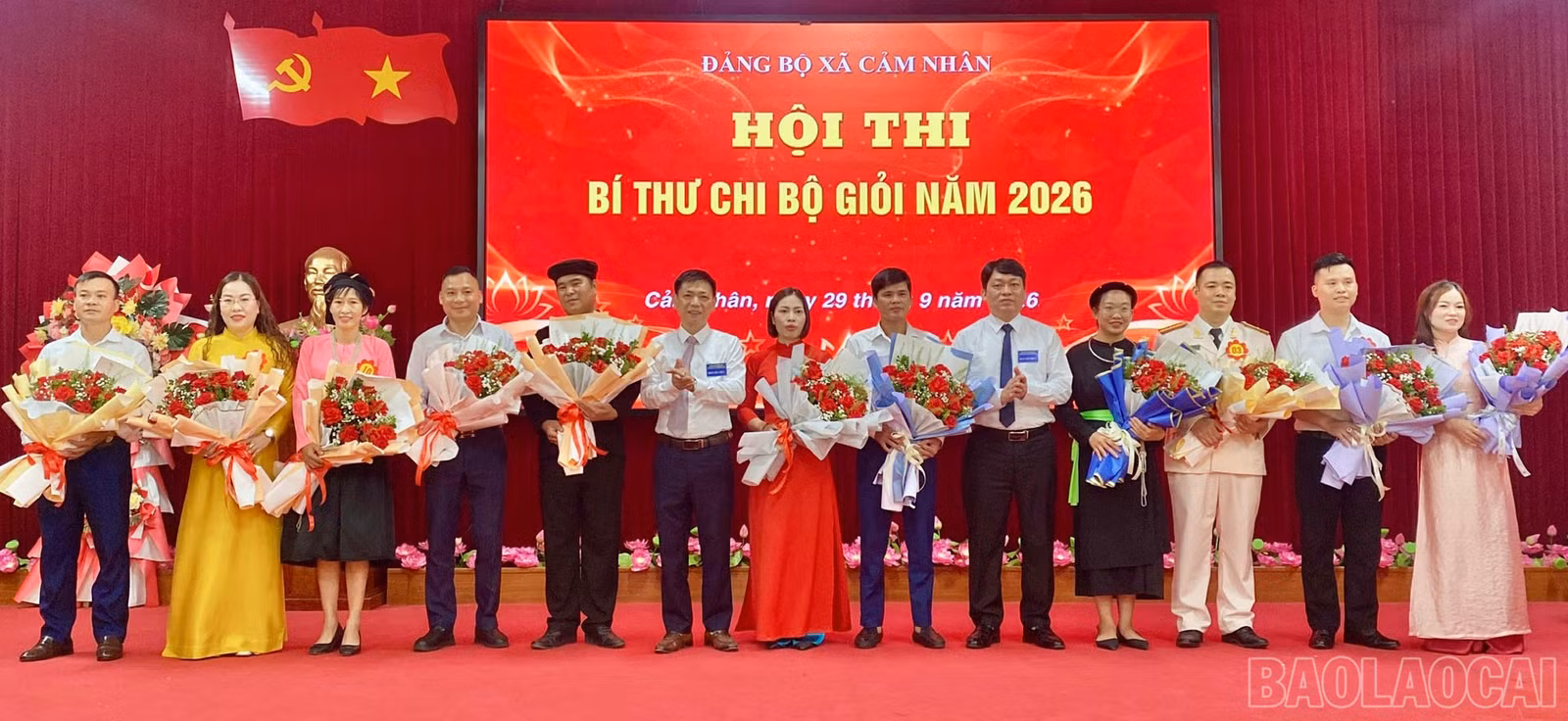 Ban tổ chức chụp ảnh lưu niệm với các thí sinh đoạt giải tại hội thi.
