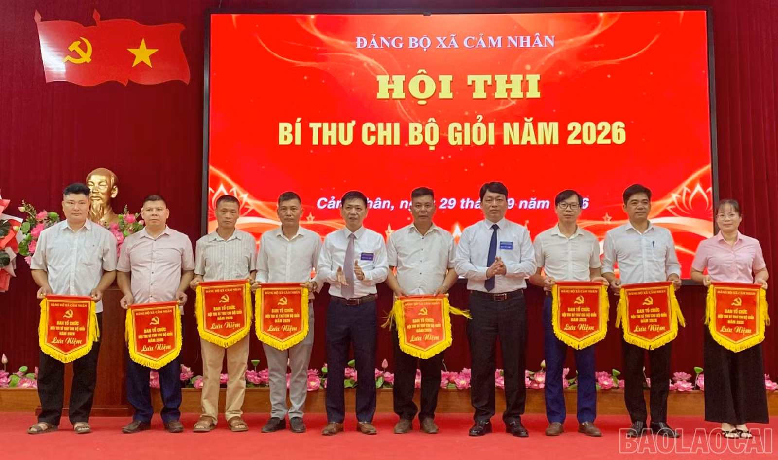 Ban tổ chức trao cờ lưu niệm cho các thí sinh tham gia hội thi.