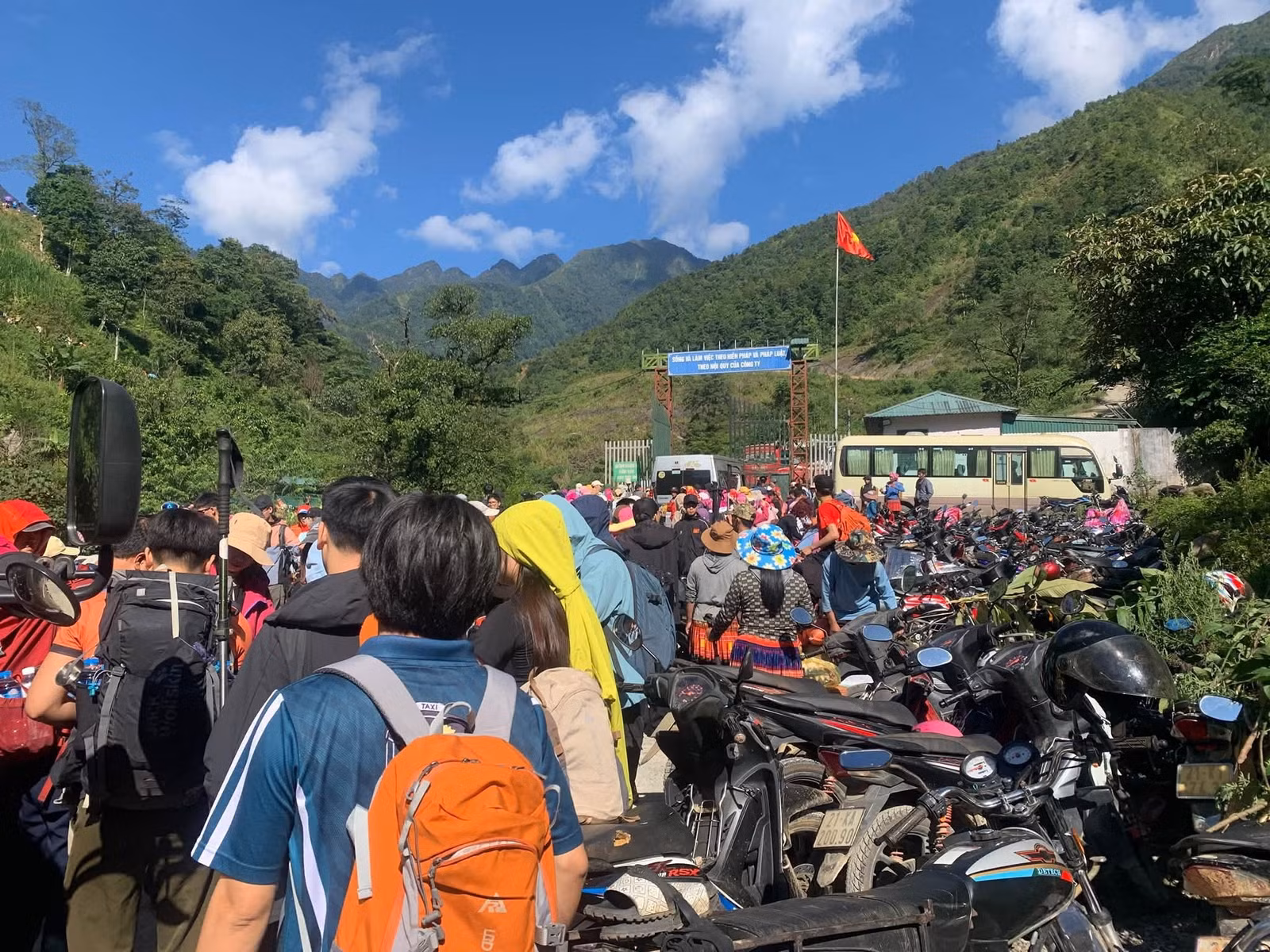Hình ảnh đông nghịt du khách chờ tại điểm tập kết trước khi leo núi Tà Chì Nhù sáng 26/9. Ảnh: Ngọc Trung.