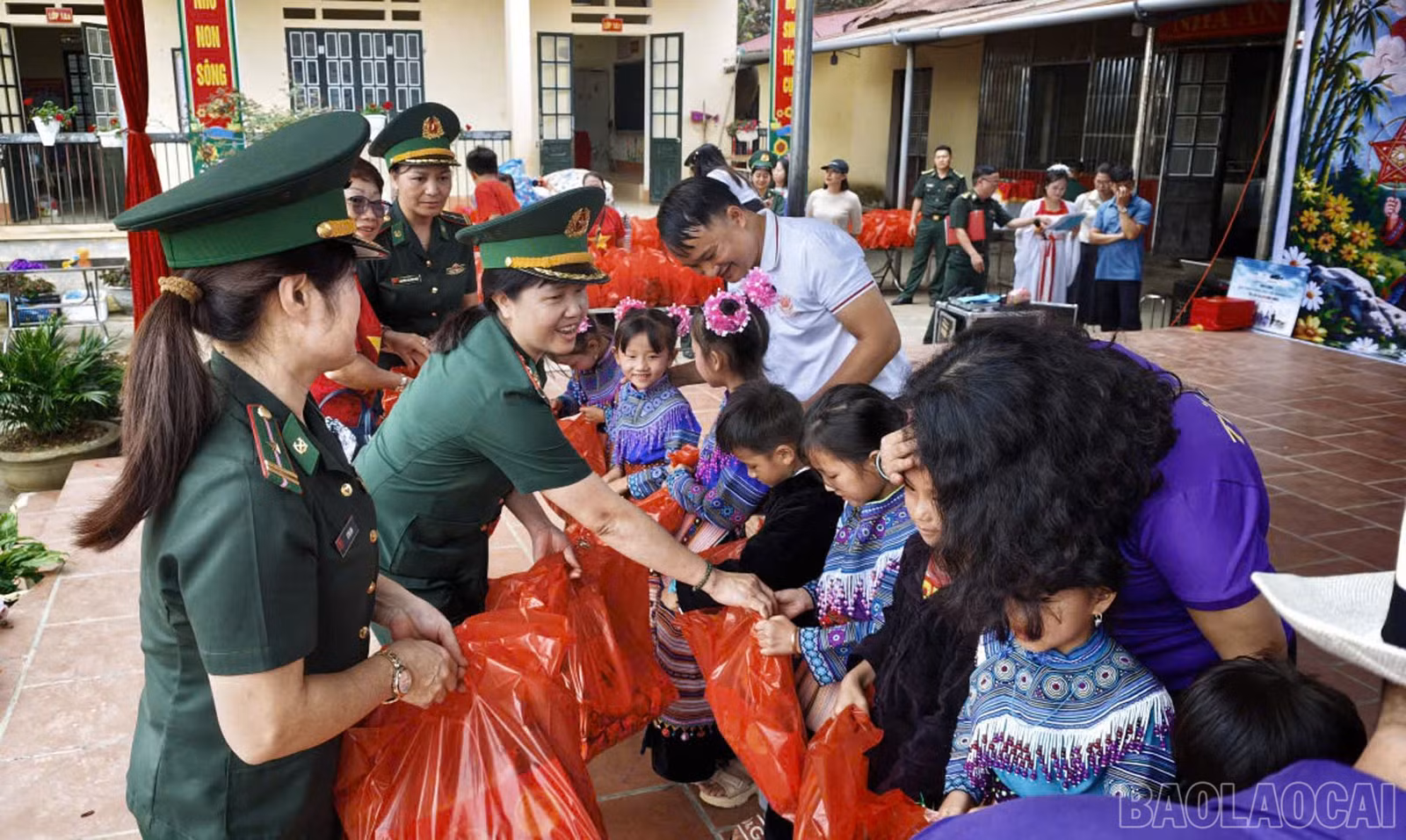 Hội Phụ nữ Bộ đội Biên phòng Lào Cai tặng quà các cháu học sinh.