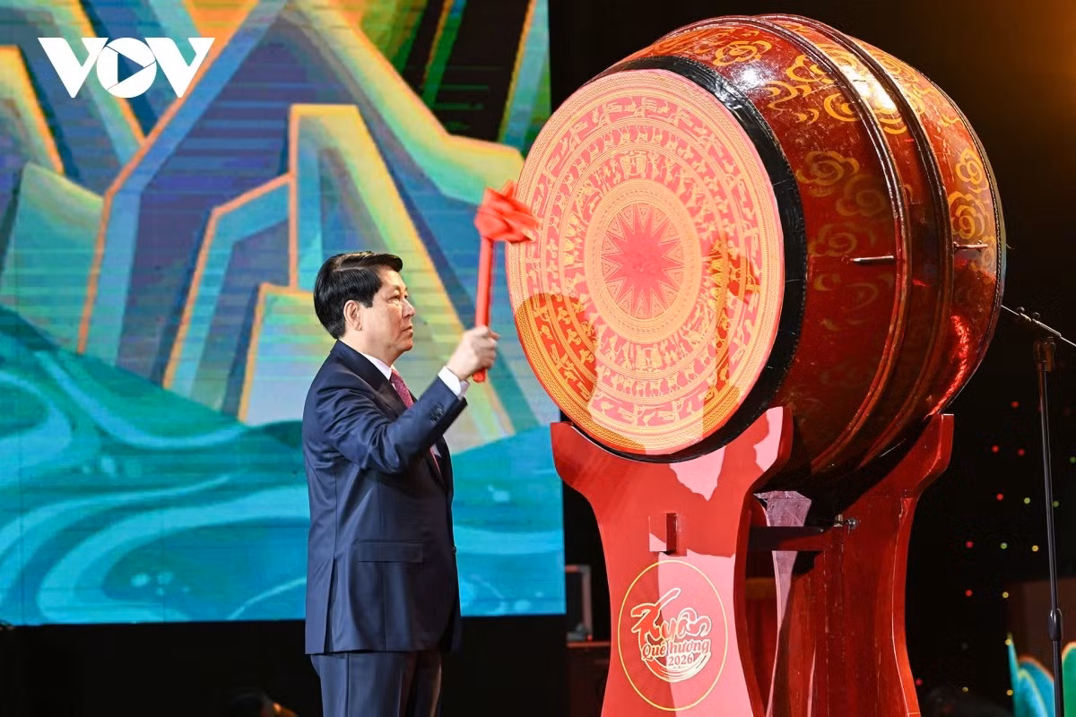 Chủ tịch nước Lương Cường đánh trống khai hội, mừng xuân 2026.